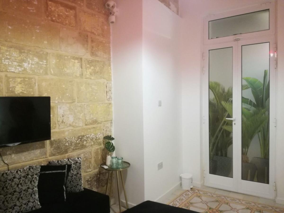 Squadron Base Hotel Luqa Buitenkant foto