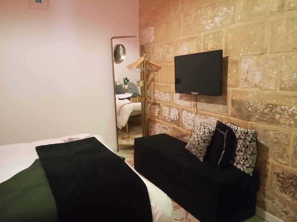 Squadron Base Hotel Luqa Buitenkant foto